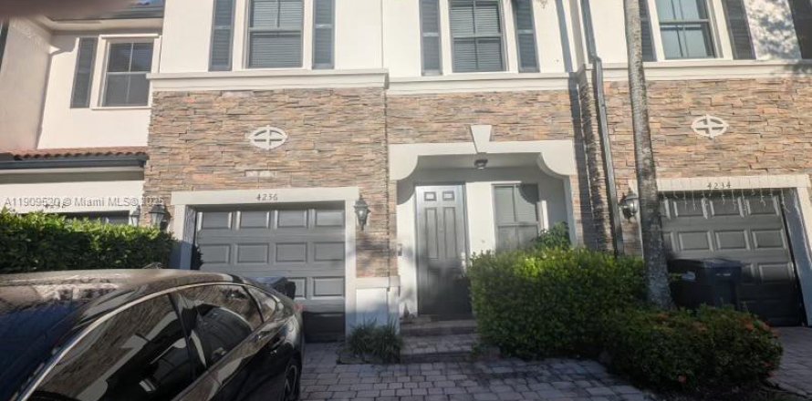 House in Miami, Florida 3 bedrooms, 142.14 sq.m. № 1965188