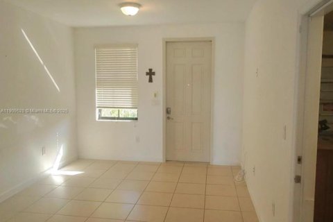House in Miami, Florida 3 bedrooms, 142.14 sq.m. № 1965188 - photo 9