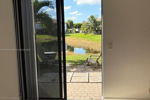 House in Miami, Florida 3 bedrooms, 142.14 sq.m. № 1965188 - photo 17