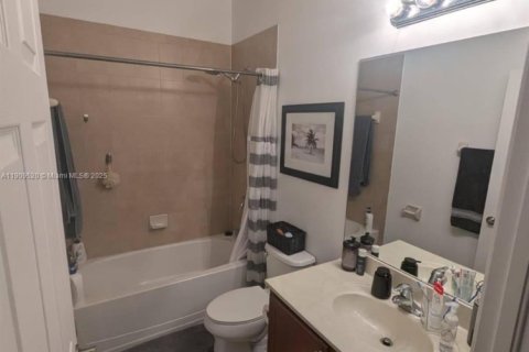 House in Miami, Florida 3 bedrooms, 142.14 sq.m. № 1965188 - photo 12