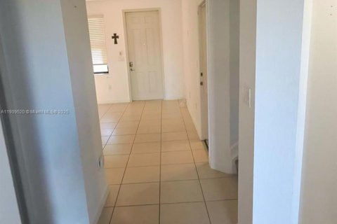 House in Miami, Florida 3 bedrooms, 142.14 sq.m. № 1965188 - photo 10