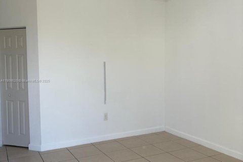 House in Miami, Florida 3 bedrooms, 142.14 sq.m. № 1965188 - photo 8