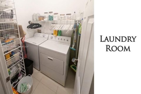 House in Miami, Florida 3 bedrooms, 142.14 sq.m. № 1965188 - photo 18