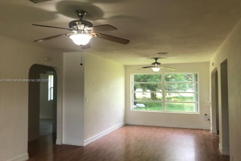 Villa ou maison à louer à Hollywood, Floride: 3 chambres, 83.61 m2 № 1928850 - photo 12
