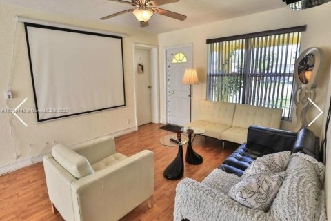 Villa ou maison à louer à Hollywood, Floride: 3 chambres, 83.61 m2 № 1928850 - photo 1
