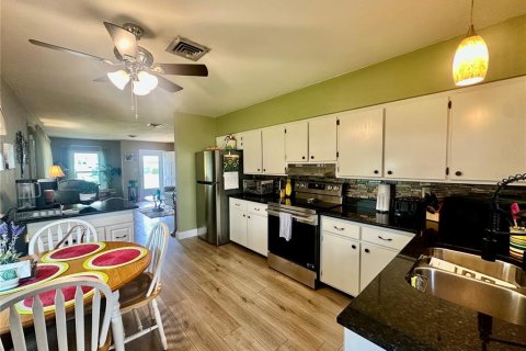 House in Winter Haven, Florida 2 bedrooms, 86.77 sq.m. № 2216641 - photo 9