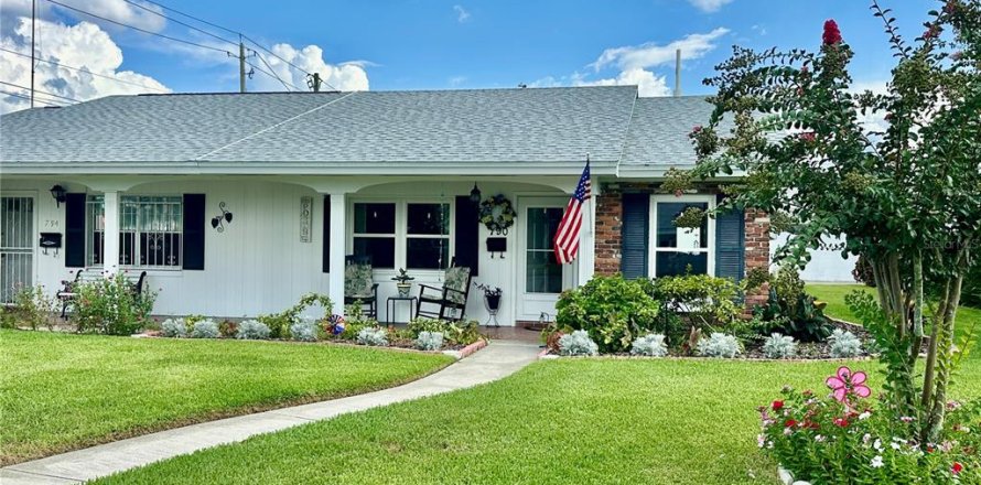 House in Winter Haven, Florida 2 bedrooms, 86.77 sq.m. № 2216641