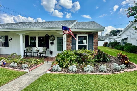 House in Winter Haven, Florida 2 bedrooms, 86.77 sq.m. № 2216641 - photo 2