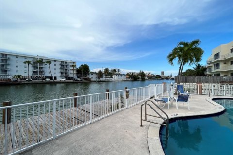 Condominio en venta en Miami Beach, Florida, 1 dormitorio, 61.87 m2 № 2043897 - foto 11