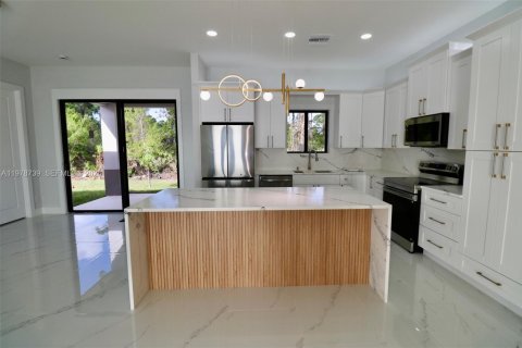 House in Lehigh Acres, Florida 4 bedrooms, 159.33 sq.m. № 2049923 - photo 7