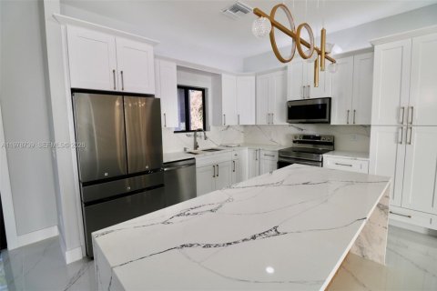 House in Lehigh Acres, Florida 4 bedrooms, 159.33 sq.m. № 2049923 - photo 8