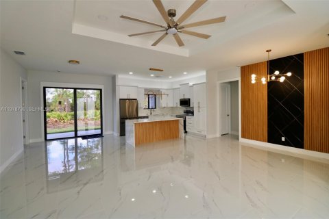 House in Lehigh Acres, Florida 4 bedrooms, 159.33 sq.m. № 2049923 - photo 3