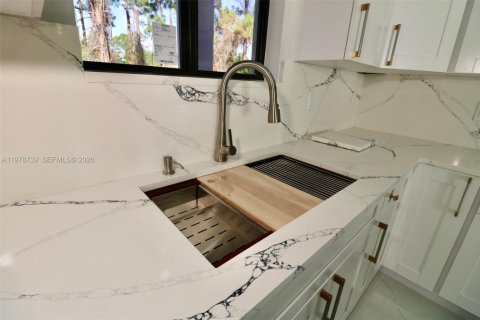 House in Lehigh Acres, Florida 4 bedrooms, 159.33 sq.m. № 2049923 - photo 10