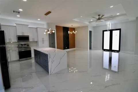 House in Lehigh Acres, Florida 4 bedrooms, 159.33 sq.m. № 2049923 - photo 4