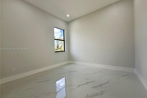 House in Lehigh Acres, Florida 4 bedrooms, 159.33 sq.m. № 2049923 - photo 17