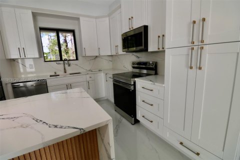 House in Lehigh Acres, Florida 4 bedrooms, 159.33 sq.m. № 2049923 - photo 9