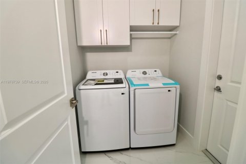 House in Lehigh Acres, Florida 4 bedrooms, 159.33 sq.m. № 2049923 - photo 25