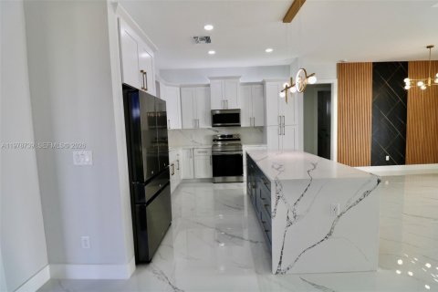 House in Lehigh Acres, Florida 4 bedrooms, 159.33 sq.m. № 2049923 - photo 6