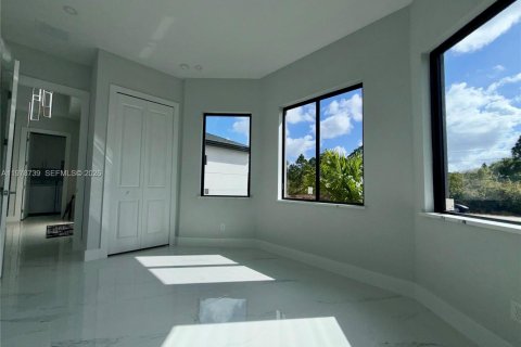 House in Lehigh Acres, Florida 4 bedrooms, 159.33 sq.m. № 2049923 - photo 24