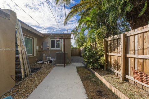 House in Hollywood, Florida 3 bedrooms, 163.42 sq.m. № 1946328 - photo 22