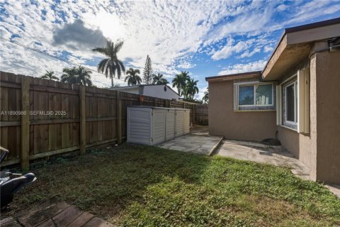 House in Hollywood, Florida 3 bedrooms, 163.42 sq.m. № 1946328 - photo 23