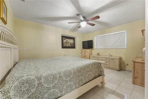 House in Hollywood, Florida 3 bedrooms, 163.42 sq.m. № 1946328 - photo 24