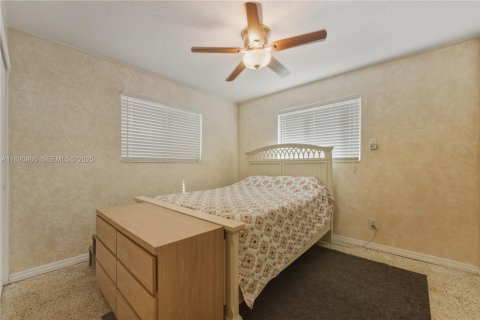 House in Hollywood, Florida 3 bedrooms, 163.42 sq.m. № 1946328 - photo 26