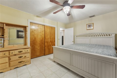 House in Hollywood, Florida 3 bedrooms, 163.42 sq.m. № 1946328 - photo 25