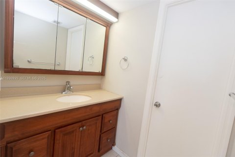 Condo in North Miami Beach, Florida, 1 bedroom  № 1991535 - photo 11