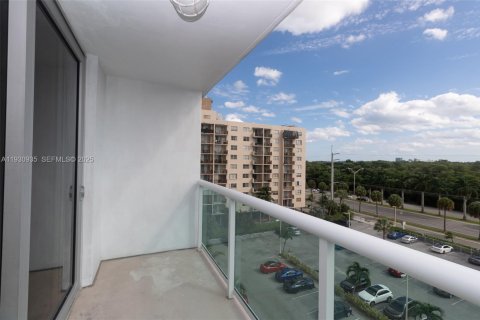 Condo in North Miami Beach, Florida, 1 bedroom  № 1991535 - photo 17