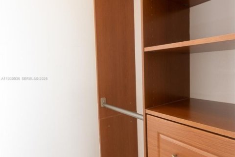 Condo in North Miami Beach, Florida, 1 bedroom  № 1991535 - photo 14