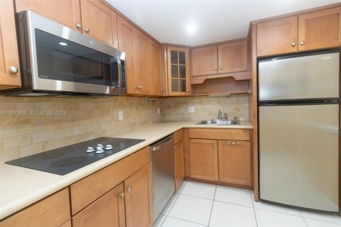 Condo in North Miami Beach, Florida, 1 bedroom  № 1991535 - photo 4