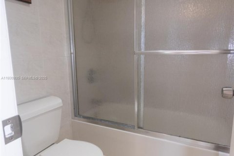 Condo in North Miami Beach, Florida, 1 bedroom  № 1991535 - photo 12