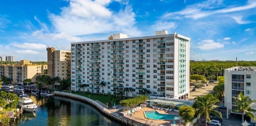 Condo in North Miami Beach, Florida, 1 bedroom  № 1991535