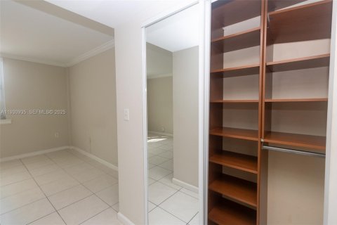 Condo in North Miami Beach, Florida, 1 bedroom  № 1991535 - photo 16