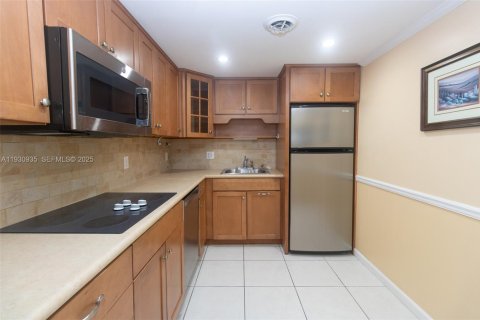Condo in North Miami Beach, Florida, 1 bedroom  № 1991535 - photo 5