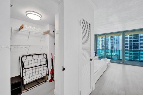 Condo in Hollywood, Florida  № 2003379 - photo 9