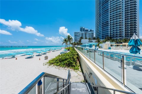 Condo in Hollywood, Florida  № 2003379 - photo 26