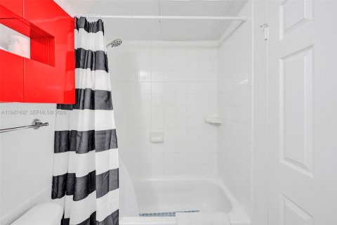 Condo in Hollywood, Florida  № 2003379 - photo 11