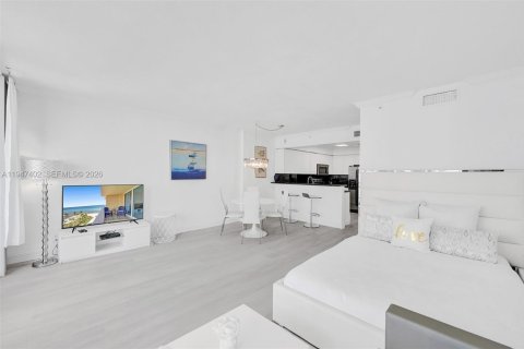 Condo in Hollywood, Florida  № 2003379 - photo 8