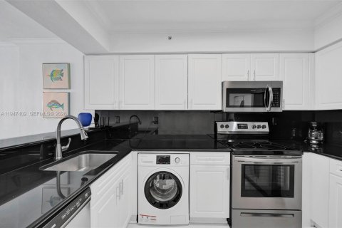 Condo in Hollywood, Florida  № 2003379 - photo 6