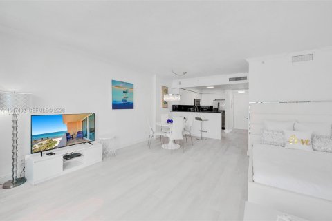 Condo in Hollywood, Florida  № 2003379 - photo 3