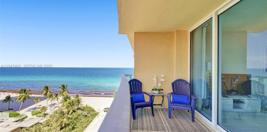 Studio in the Condo in Hollywood, Florida  № 2003379