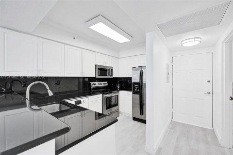 Condo in Hollywood, Florida  № 2003379 - photo 7