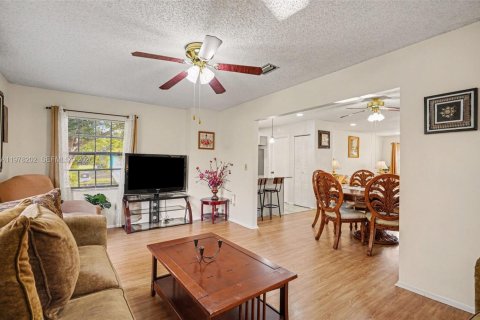 House in Palm Bay, Florida 3 bedrooms № 2043115 - photo 9