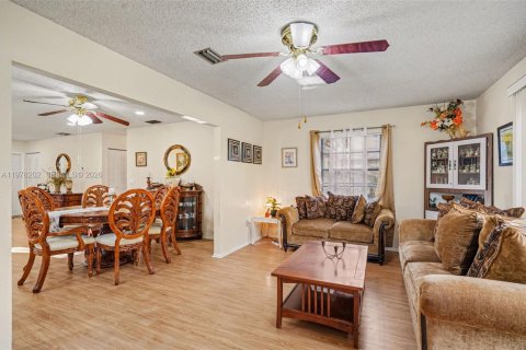 House in Palm Bay, Florida 3 bedrooms № 2043115 - photo 8