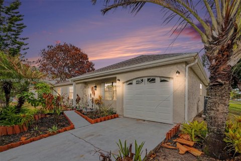 House in Palm Bay, Florida 3 bedrooms № 2043115