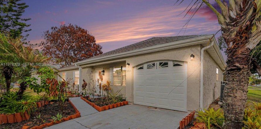 House in Palm Bay, Florida 3 bedrooms № 2043115