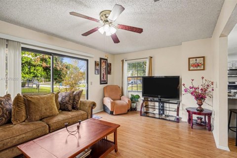 House in Palm Bay, Florida 3 bedrooms № 2043115 - photo 10