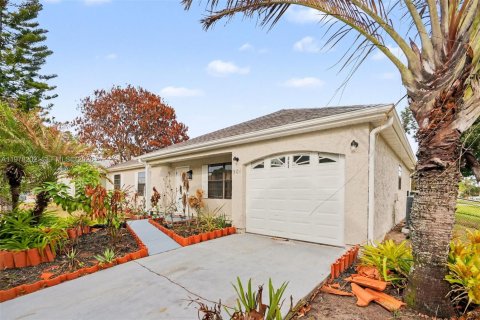 House in Palm Bay, Florida 3 bedrooms № 2043115 - photo 2